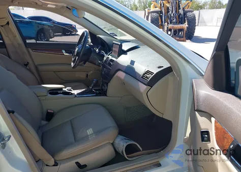 2011 Mercedes-Benz C 350 Sport z USA, uszkodzony, nr VIN WDDGF5GB4BR136234